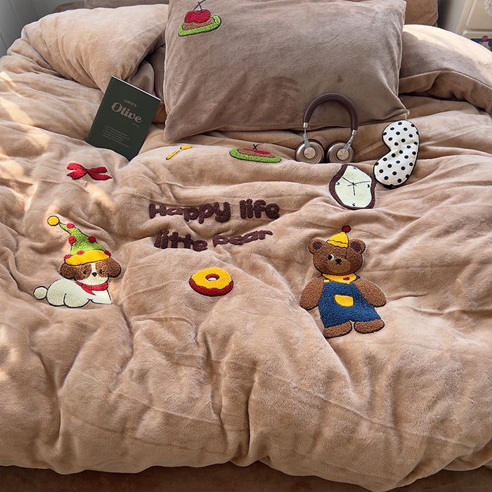 91家纺网 家纺一手货源 找家纺 原素 2025秋冬加厚牛奶绒毛巾绣四件套 小熊奶盖-绒毛巾绣