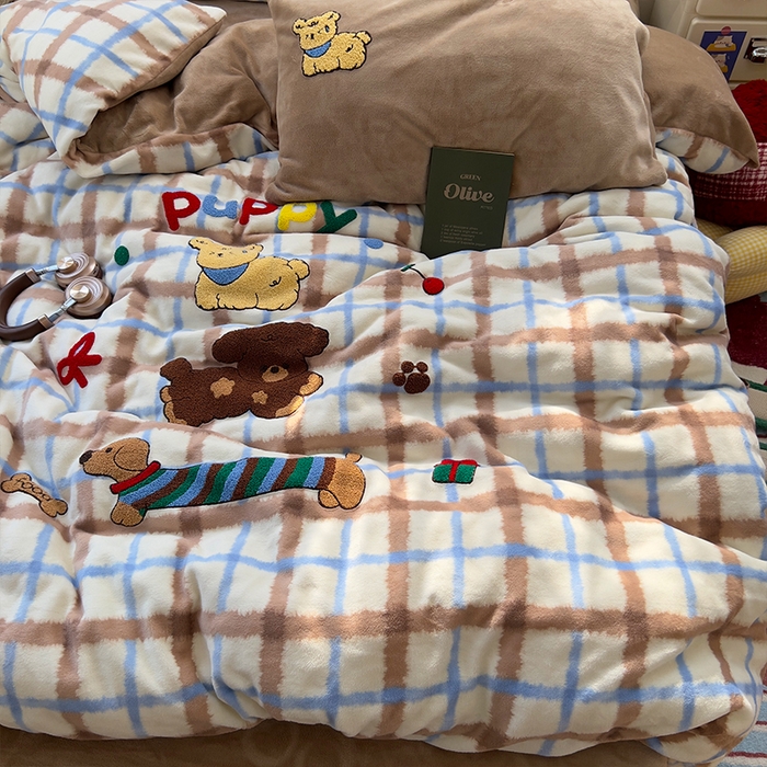 91家纺网 家纺一手货源 找家纺 原素 2025秋冬加厚牛奶绒毛巾绣四件套 格纹腊肠狗-绒毛巾绣