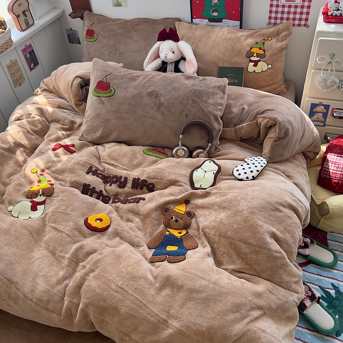 91家纺网 家纺一手货源 找家纺 原素 2025秋冬加厚牛奶绒毛巾绣四件套 小熊奶盖-绒毛巾绣