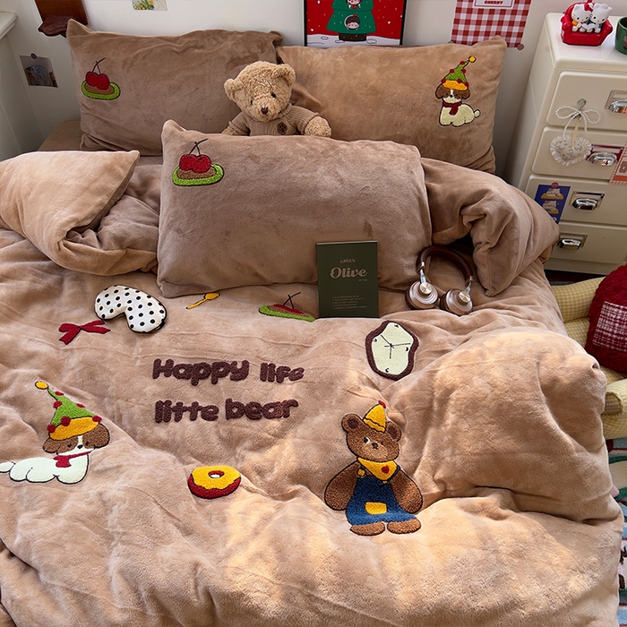 91家纺网 家纺一手货源 找家纺 原素 2025秋冬加厚牛奶绒毛巾绣四件套 小熊奶盖-绒毛巾绣