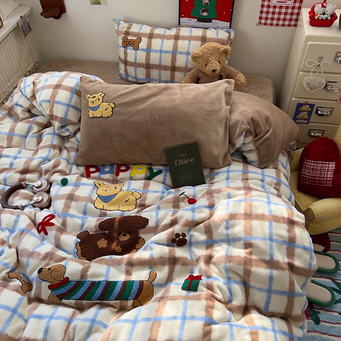 91家纺网 家纺一手货源 找家纺 原素 2025秋冬加厚牛奶绒毛巾绣四件套 格纹腊肠狗-绒毛巾绣