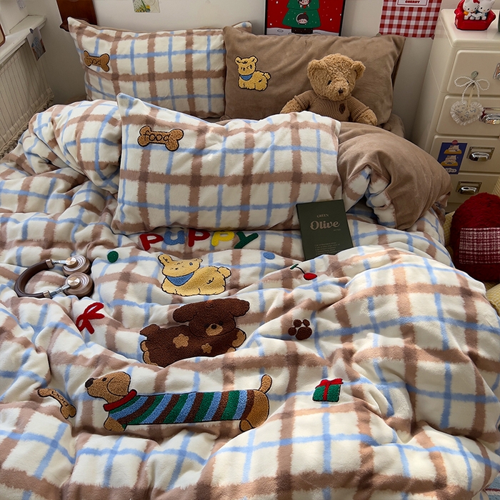 91家纺网 家纺一手货源 找家纺 原素 2025秋冬加厚牛奶绒毛巾绣四件套 格纹腊肠狗-绒毛巾绣