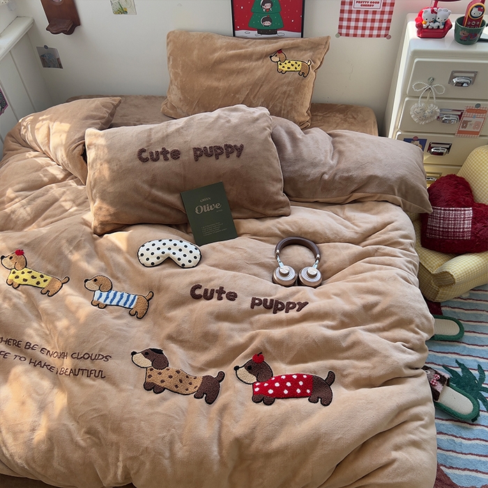 91家纺网 家纺一手货源 找家纺 原素 2025秋冬加厚牛奶绒毛巾绣四件套 小狗汪汪-绒毛巾绣