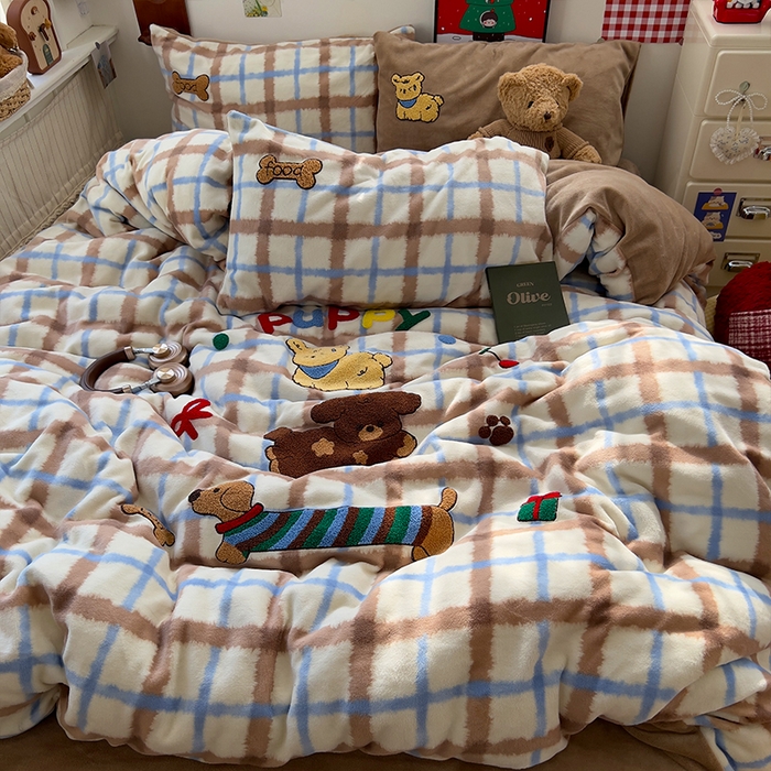 91家纺网 家纺一手货源 找家纺 原素 2025秋冬加厚牛奶绒毛巾绣四件套 格纹腊肠狗-绒毛巾绣