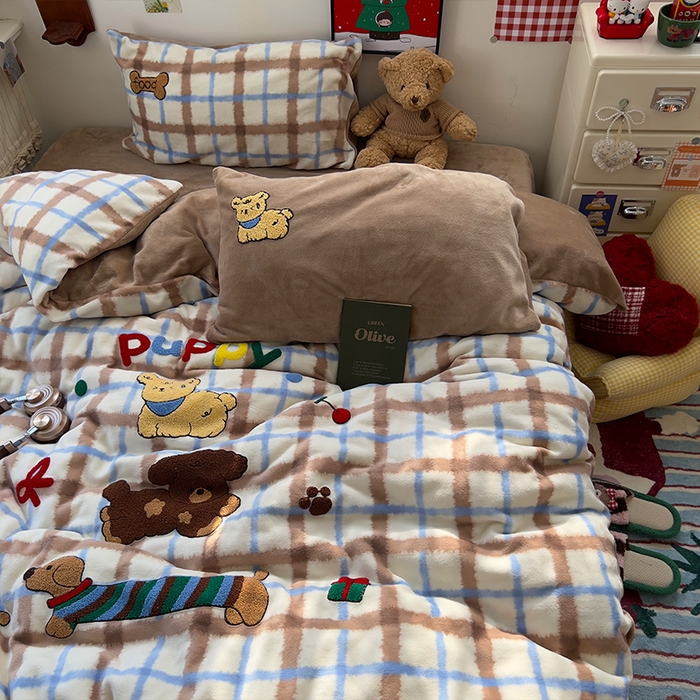 91家纺网 家纺一手货源 找家纺 原素 2025秋冬加厚牛奶绒毛巾绣四件套 格纹腊肠狗-绒毛巾绣