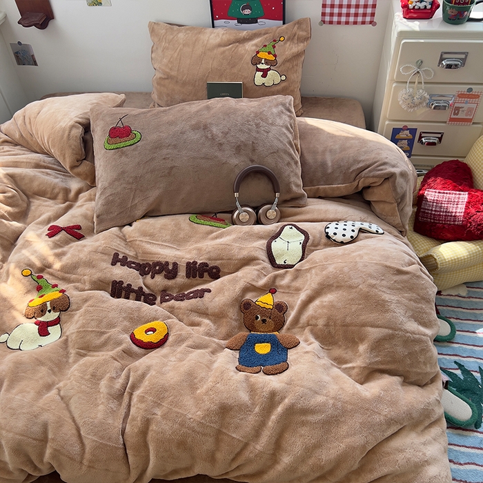 91家纺网 家纺一手货源 找家纺 原素 2025秋冬加厚牛奶绒毛巾绣四件套 小熊奶盖-绒毛巾绣