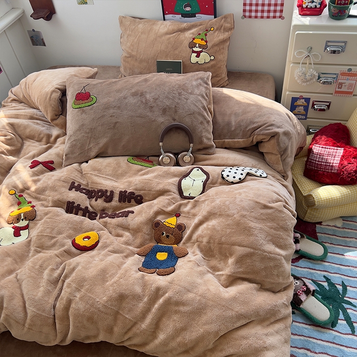 91家纺网 家纺一手货源 找家纺 原素 2025秋冬加厚牛奶绒毛巾绣四件套 小熊奶盖-绒毛巾绣