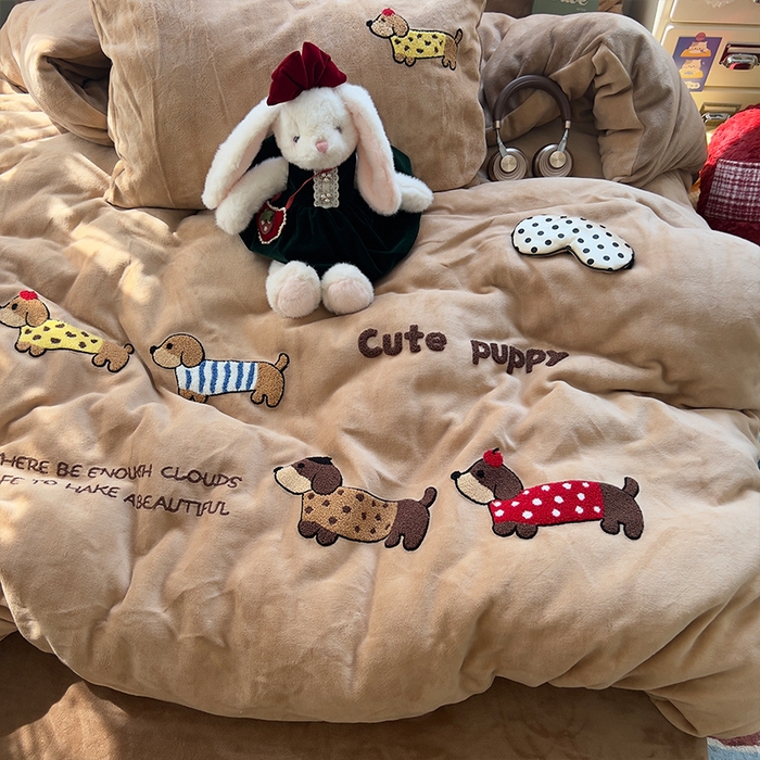 91家纺网 家纺一手货源 找家纺 原素 2025秋冬加厚牛奶绒毛巾绣四件套 小狗汪汪-绒毛巾绣