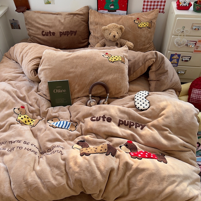 91家纺网 家纺一手货源 找家纺 原素 2025秋冬加厚牛奶绒毛巾绣四件套 小狗汪汪-绒毛巾绣