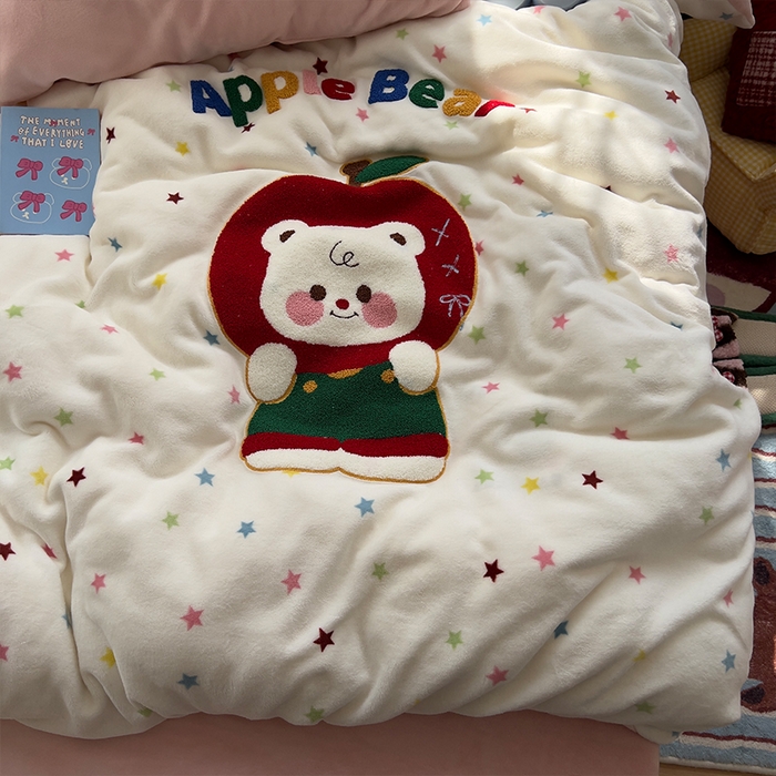 91家纺网 家纺一手货源 找家纺 原素 2025秋冬加厚牛奶绒毛巾绣四件套 苹果小熊-绒毛巾绣