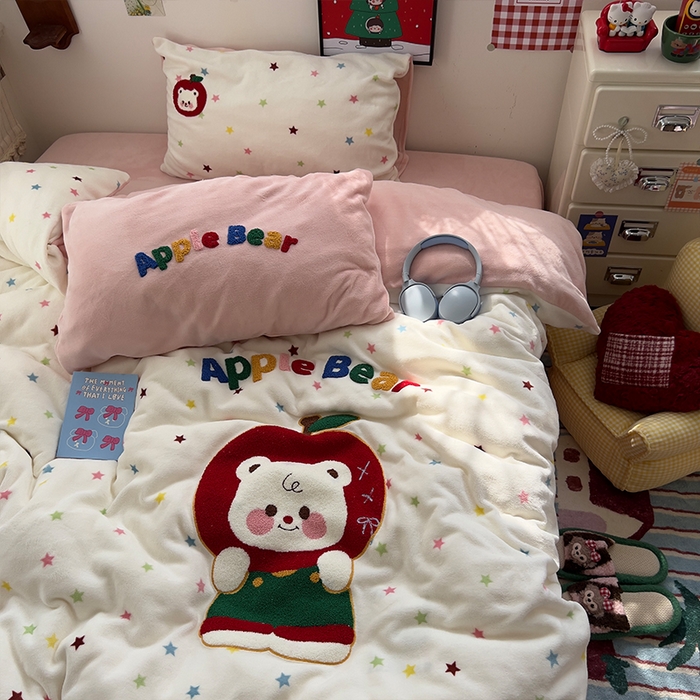 91家纺网 家纺一手货源 找家纺 原素 2025秋冬加厚牛奶绒毛巾绣四件套 苹果小熊-绒毛巾绣