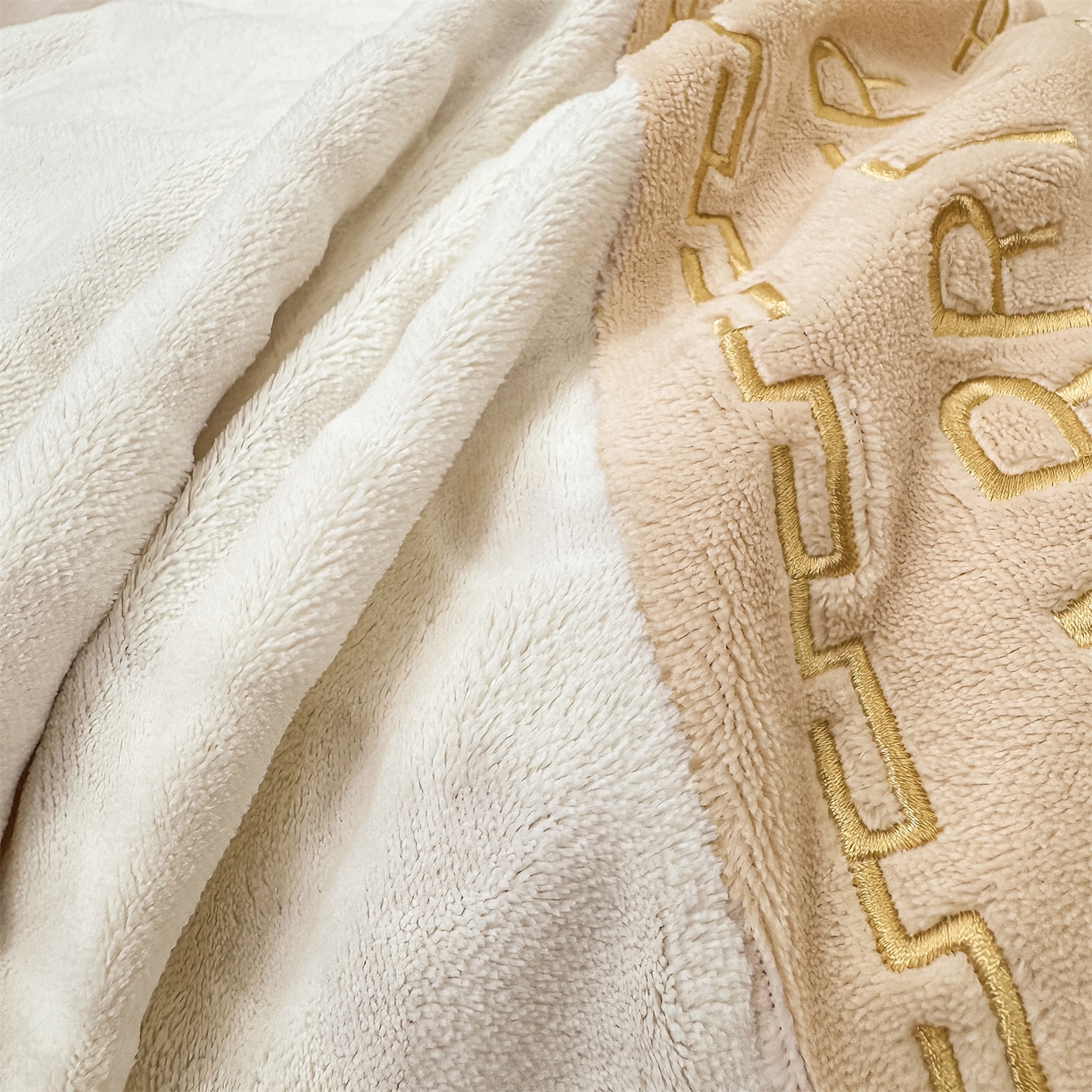 91家纺网 家纺一手货源 找家纺 （总）灰鲸 2025新款牛奶绒拼接刺绣雕花四件套-威登