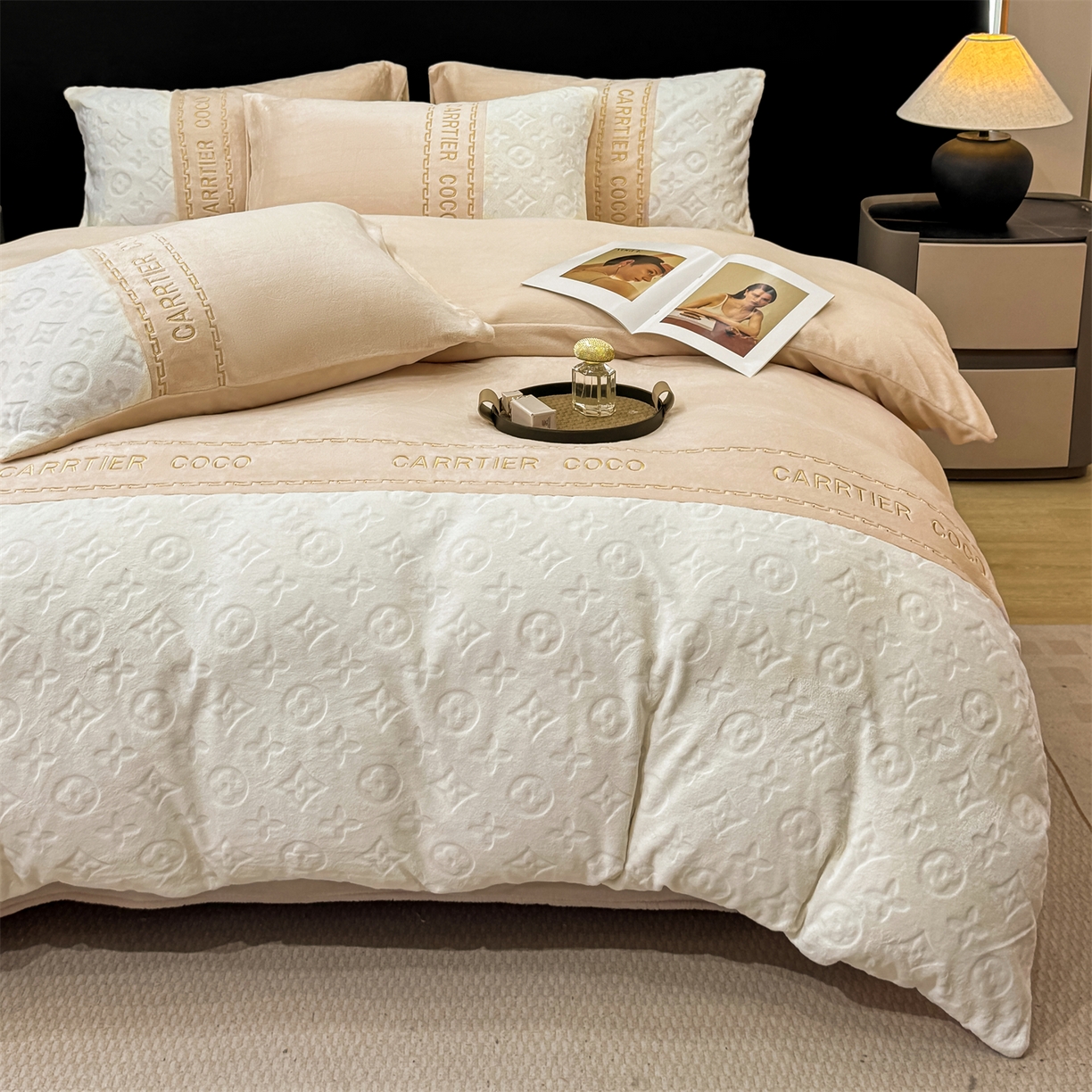 91家纺网 家纺一手货源 找家纺 （总）灰鲸 2025新款牛奶绒拼接刺绣雕花四件套-威登