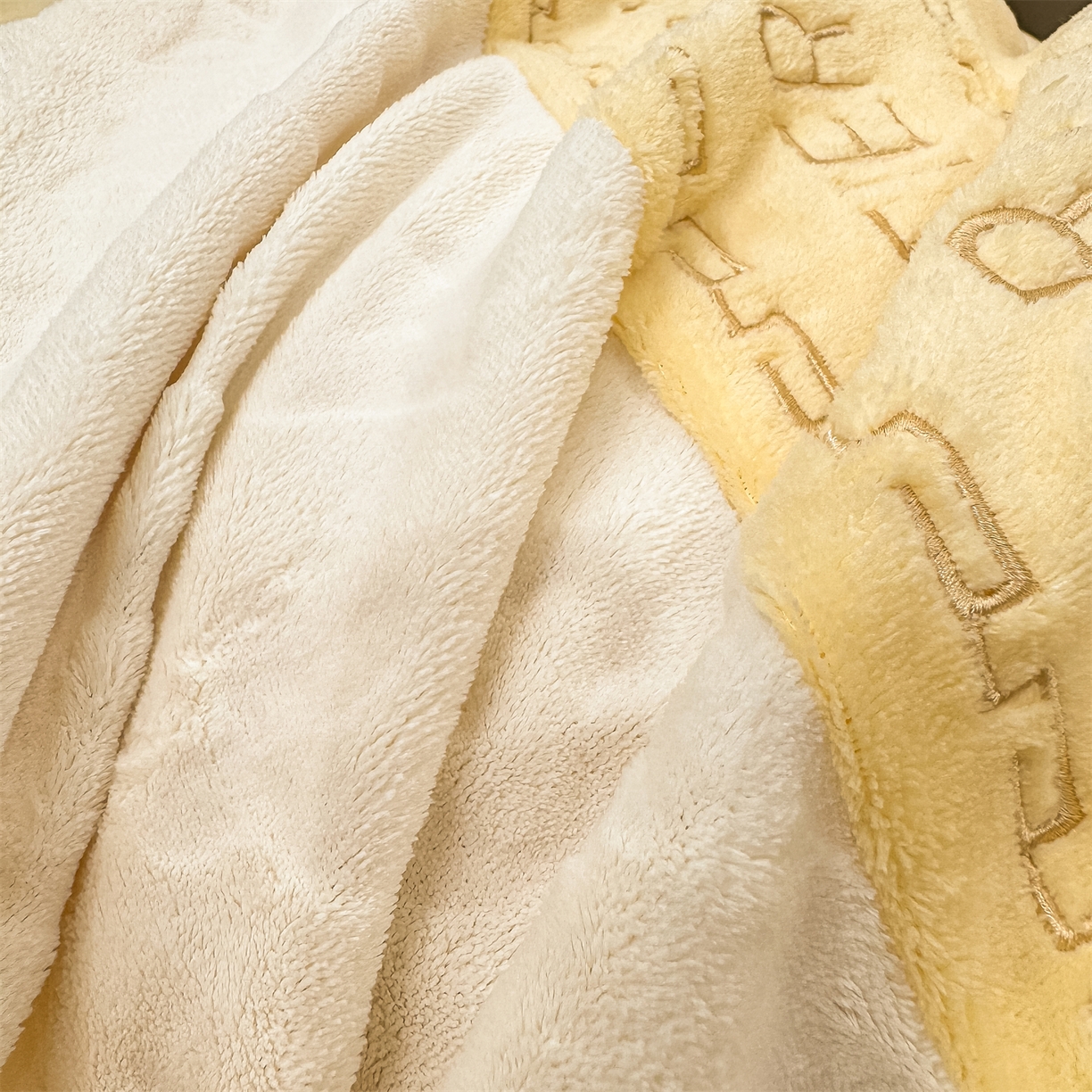 91家纺网 家纺一手货源 找家纺 灰鲸 2025新款牛奶绒拼接刺绣雕花四件套-威登 威登-奶黄