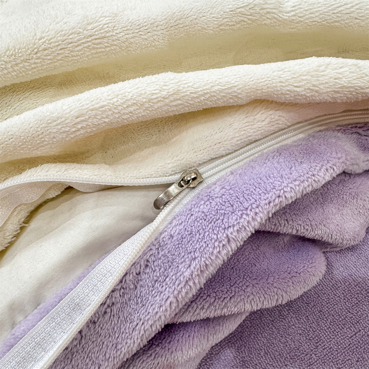 91家纺网 家纺一手货源 找家纺 灰鲸 2025新款牛奶绒拼接刺绣雕花四件套-威登 威登-风铃紫