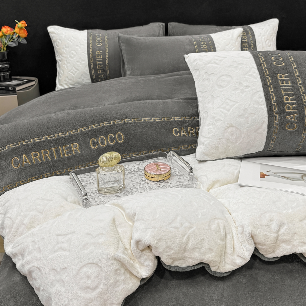 91家纺网 家纺一手货源 找家纺 灰鲸 2025新款牛奶绒拼接刺绣雕花四件套-威登 威登-绅士灰