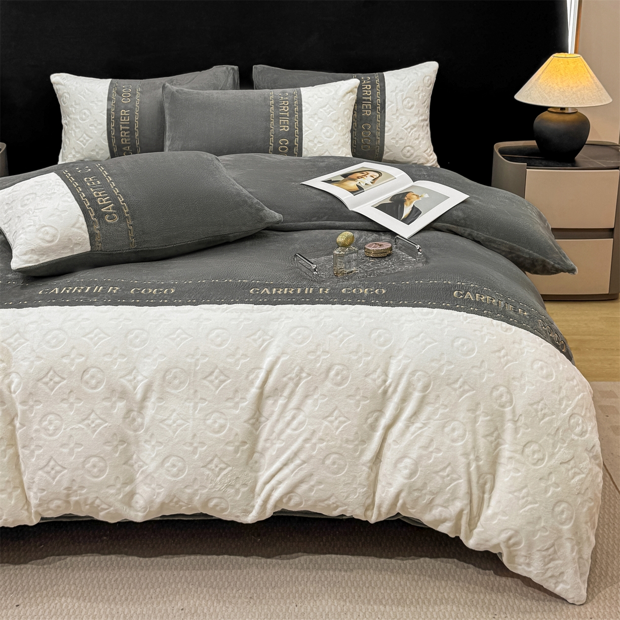 91家纺网 家纺一手货源 找家纺 灰鲸 2025新款牛奶绒拼接刺绣雕花四件套-威登 威登-绅士灰