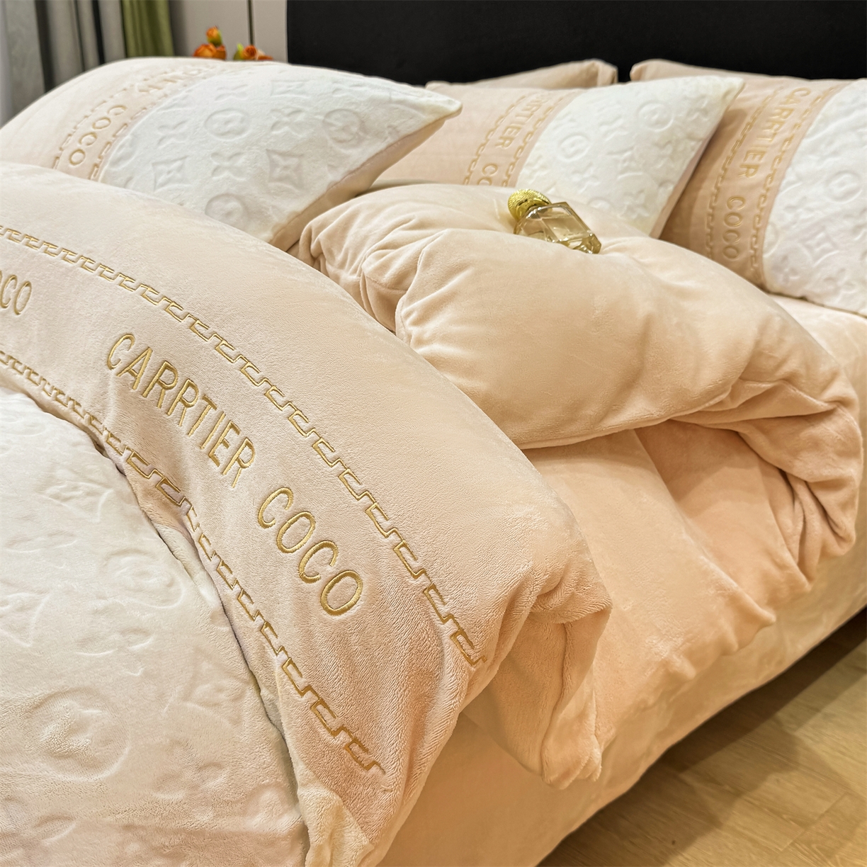 91家纺网 家纺一手货源 找家纺 （总）灰鲸 2025新款牛奶绒拼接刺绣雕花四件套-威登