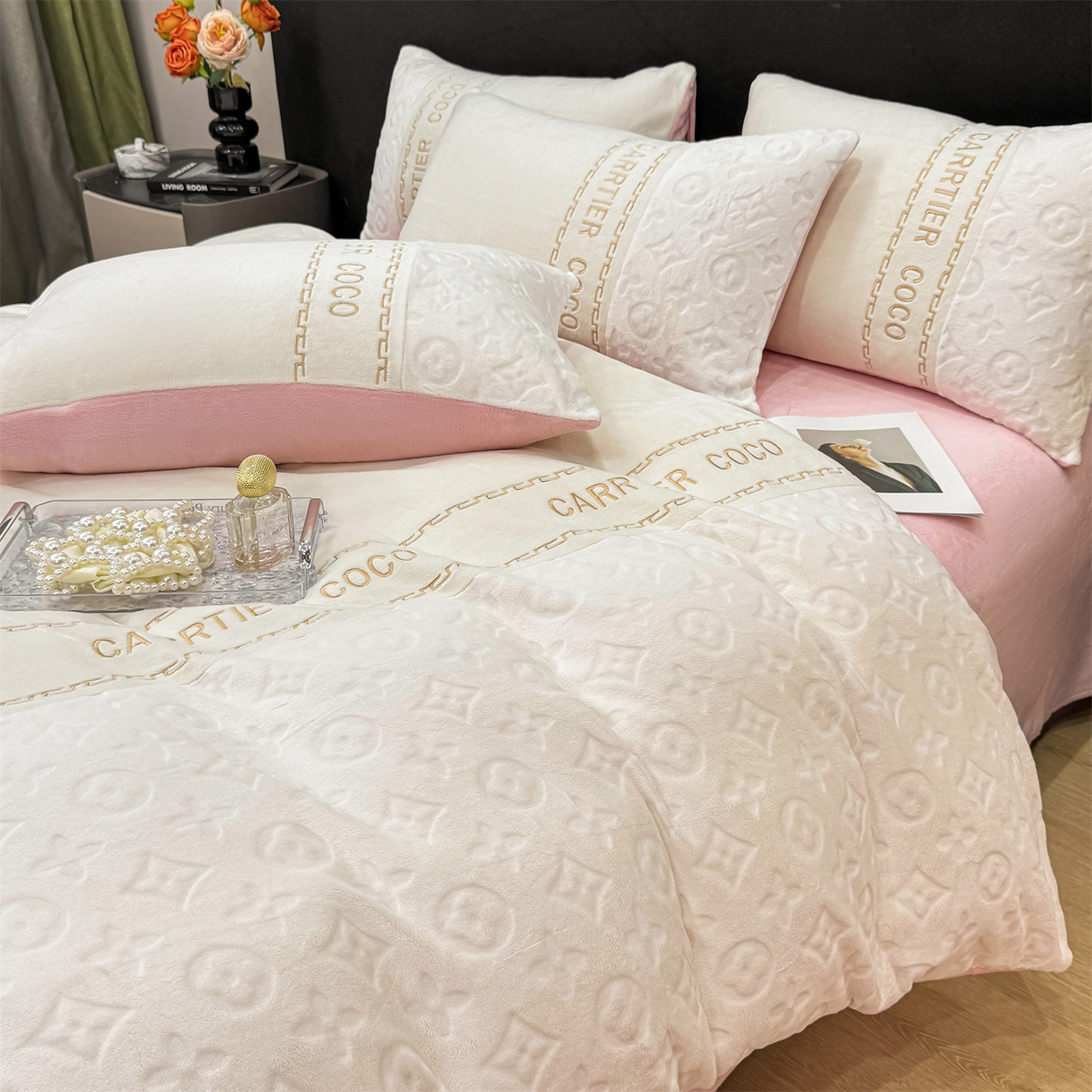 91家纺网 家纺一手货源 找家纺 灰鲸 2025新款牛奶绒拼接刺绣雕花四件套-威登 威登-奶昔白+可可粉