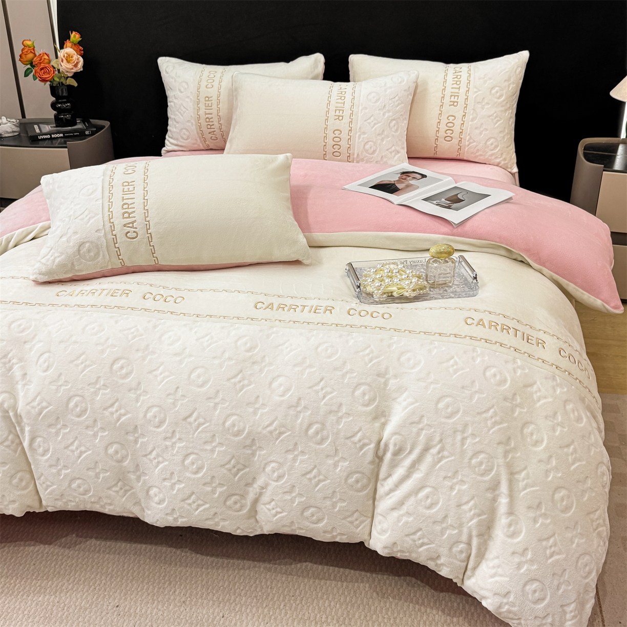 91家纺网 家纺一手货源 找家纺 灰鲸 2025新款牛奶绒拼接刺绣雕花四件套-威登 威登-奶昔白+可可粉