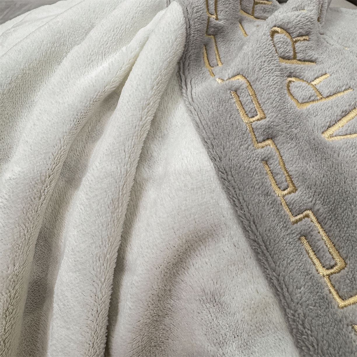 91家纺网 家纺一手货源 找家纺 灰鲸 2025新款牛奶绒拼接刺绣雕花四件套-威登 威登-纳多灰