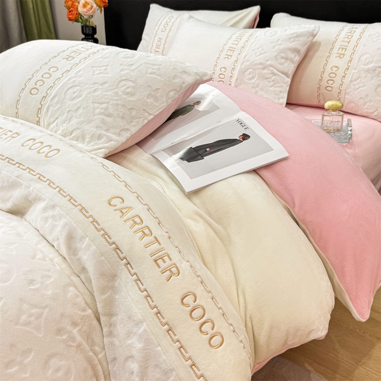 91家纺网 家纺一手货源 找家纺 灰鲸 2025新款牛奶绒拼接刺绣雕花四件套-威登 威登-奶昔白+可可粉