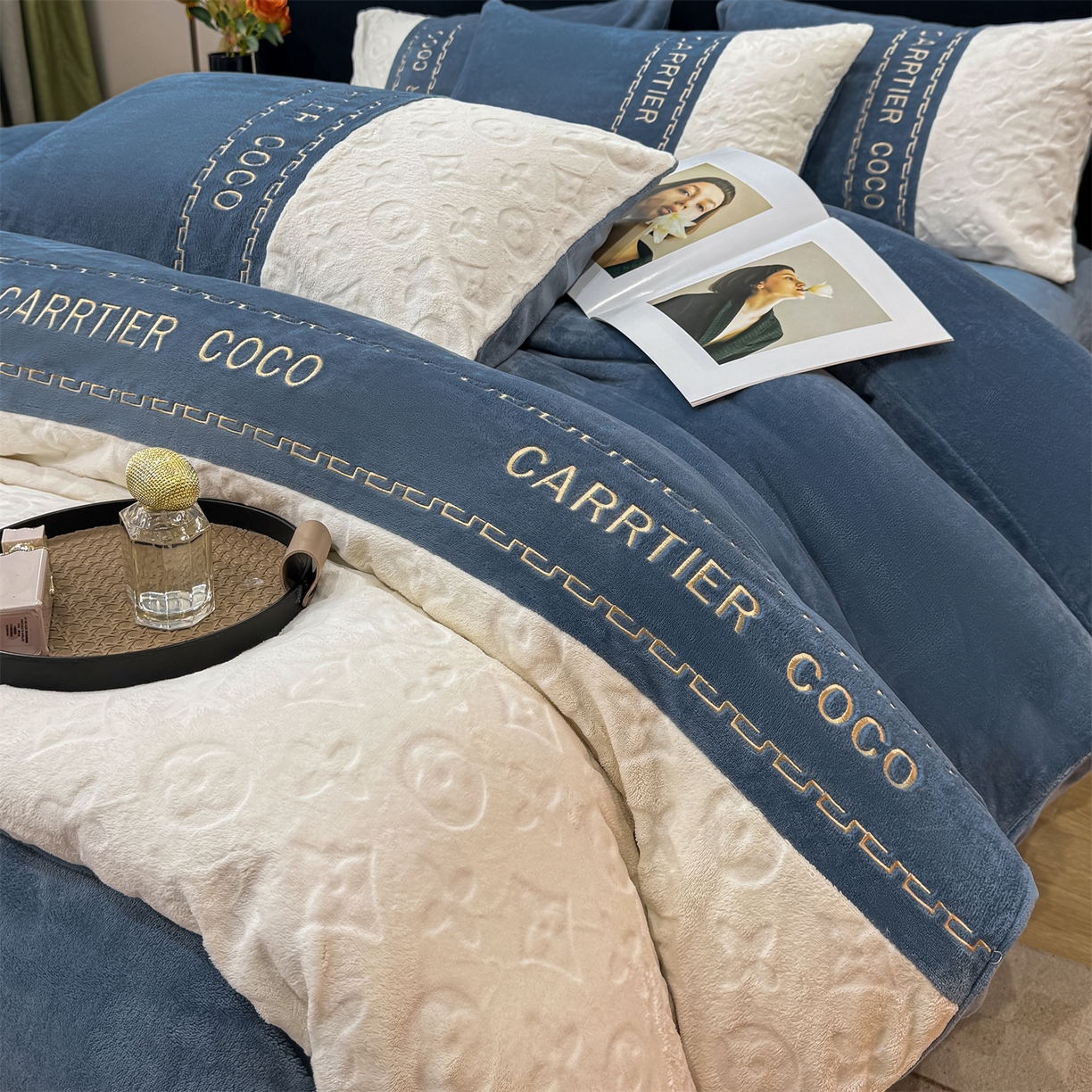 91家纺网 家纺一手货源 找家纺 灰鲸 2025新款牛奶绒拼接刺绣雕花四件套-威登 威登-宾利蓝