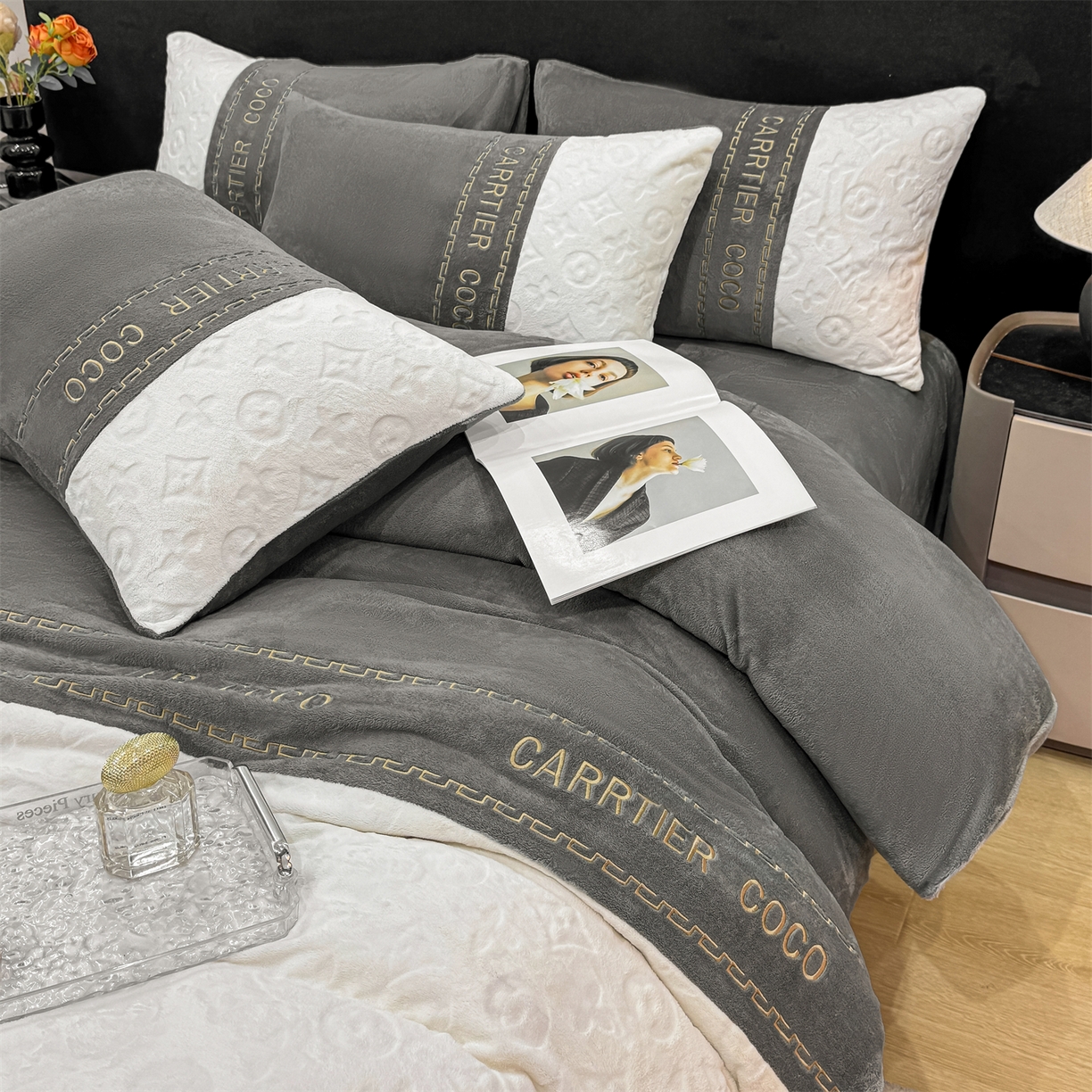 91家纺网 家纺一手货源 找家纺 灰鲸 2025新款牛奶绒拼接刺绣雕花四件套-威登 威登-绅士灰