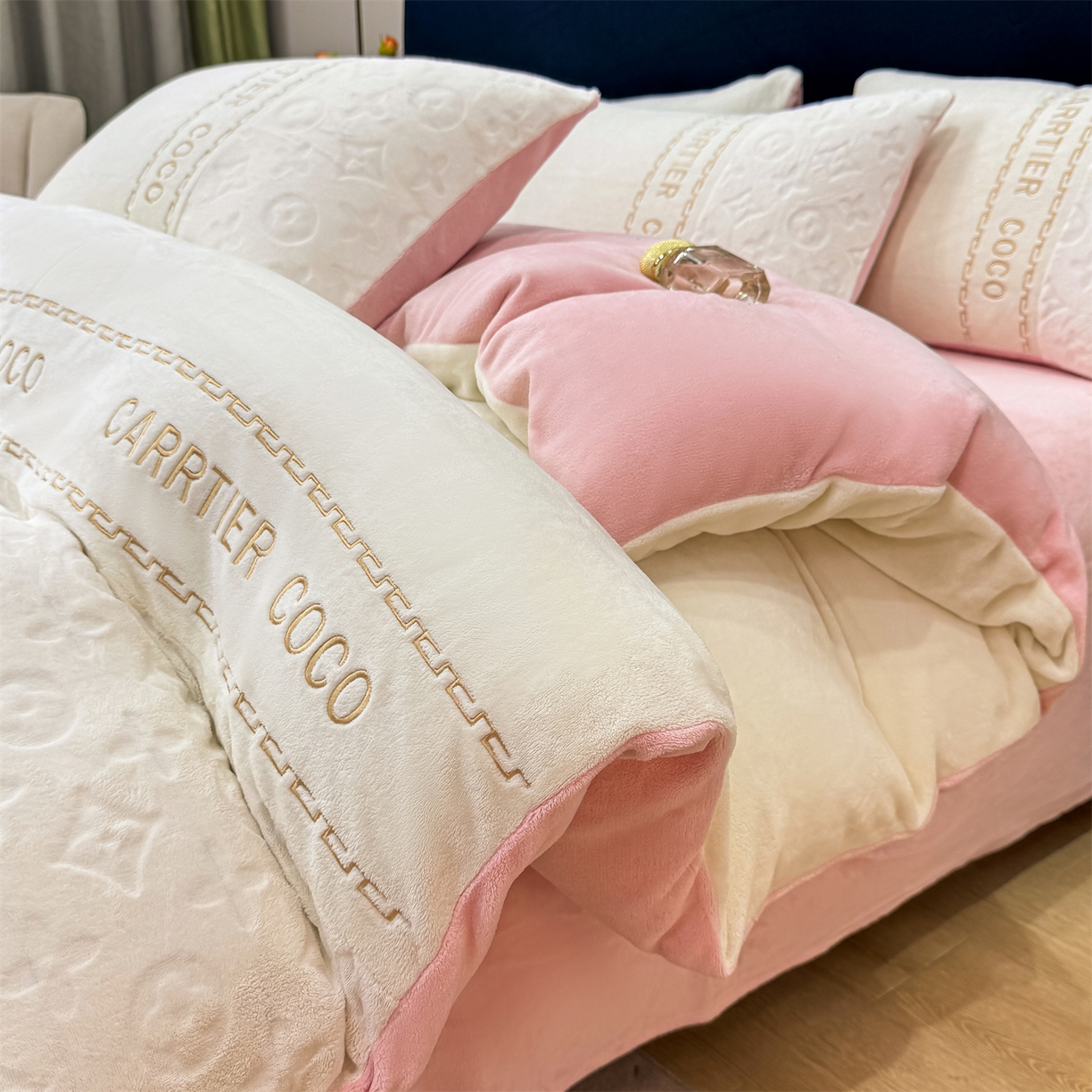 91家纺网 家纺一手货源 找家纺 灰鲸 2025新款牛奶绒拼接刺绣雕花四件套-威登 威登-奶昔白+可可粉