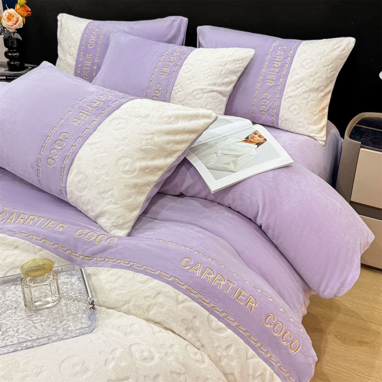 91家纺网 家纺一手货源 找家纺 灰鲸 2025新款牛奶绒拼接刺绣雕花四件套-威登 威登-风铃紫