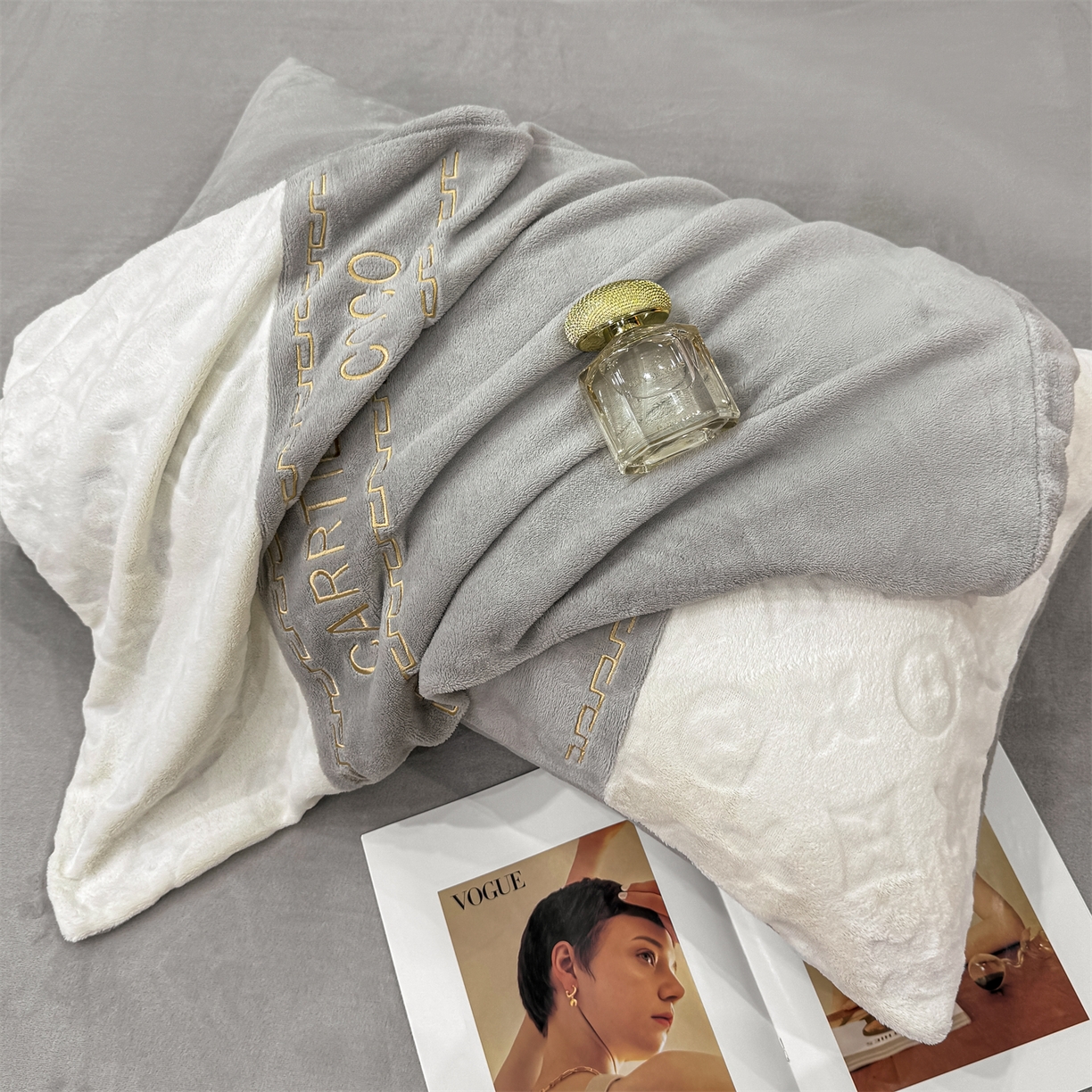 91家纺网 家纺一手货源 找家纺 灰鲸 2025新款牛奶绒拼接刺绣雕花四件套-威登 威登-纳多灰