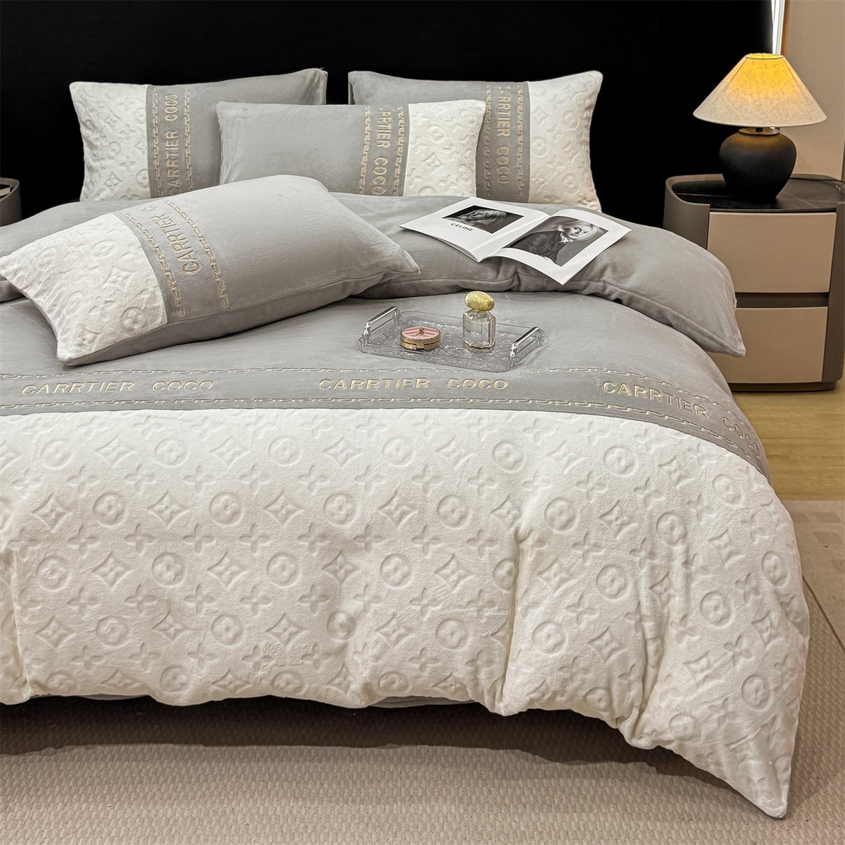 91家纺网 家纺一手货源 找家纺 灰鲸 2025新款牛奶绒拼接刺绣雕花四件套-威登 威登-纳多灰