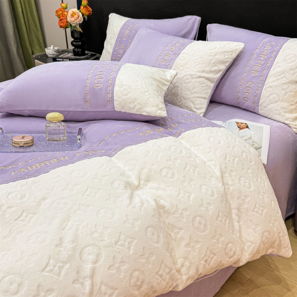 91家纺网 家纺一手货源 找家纺 灰鲸 2025新款牛奶绒拼接刺绣雕花四件套-威登 威登-风铃紫