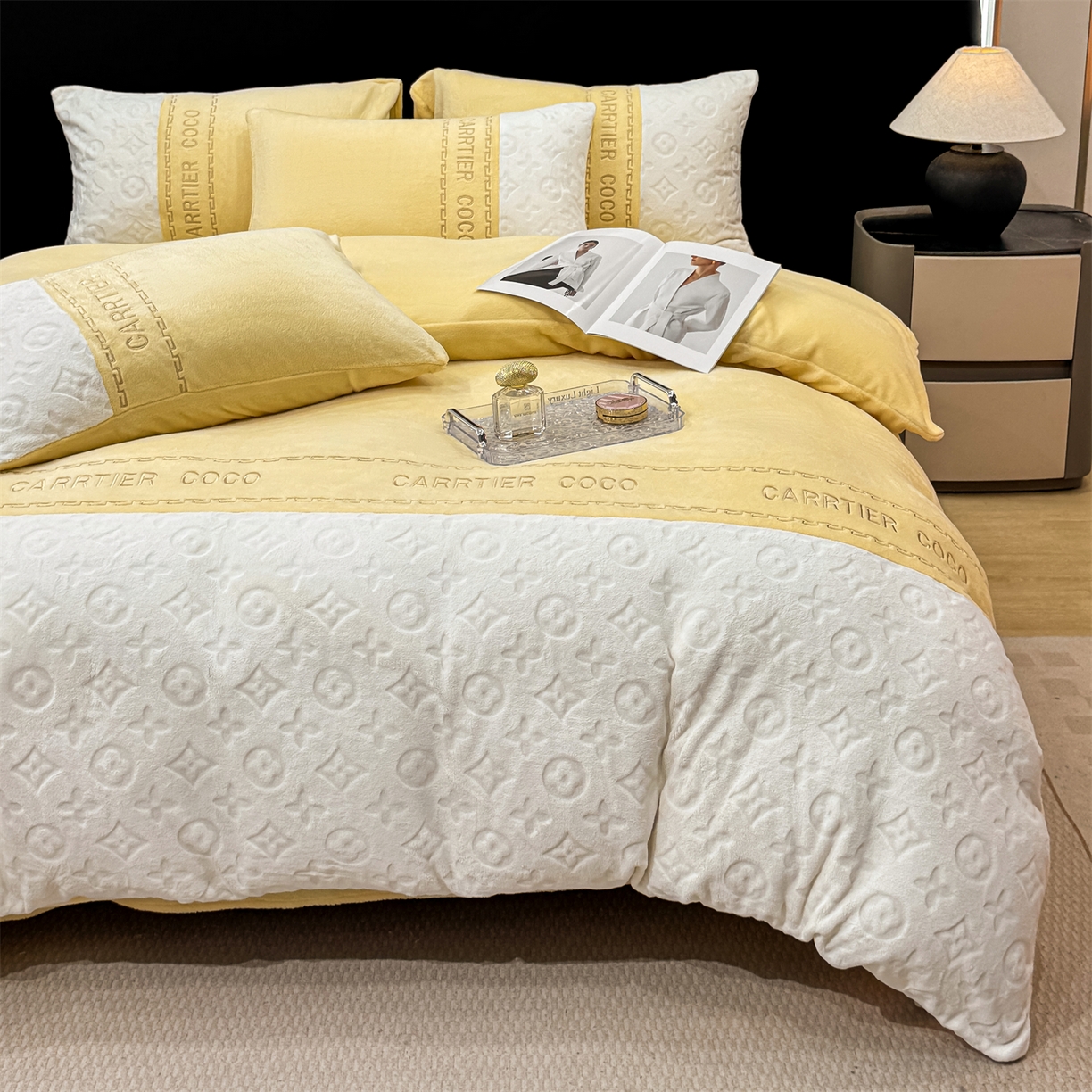 91家纺网 家纺一手货源 找家纺 灰鲸 2025新款牛奶绒拼接刺绣雕花四件套-威登 威登-奶黄