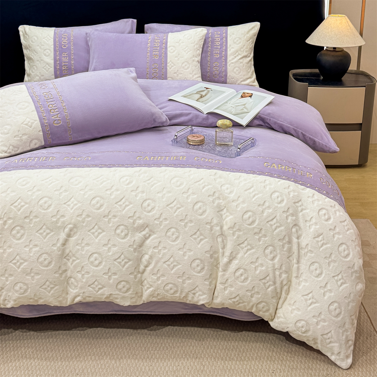 91家纺网 家纺一手货源 找家纺 灰鲸 2025新款牛奶绒拼接刺绣雕花四件套-威登 威登-风铃紫