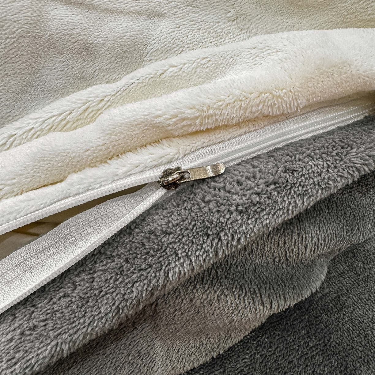 91家纺网 家纺一手货源 找家纺 灰鲸 2025新款牛奶绒拼接刺绣雕花四件套-威登 威登-绅士灰