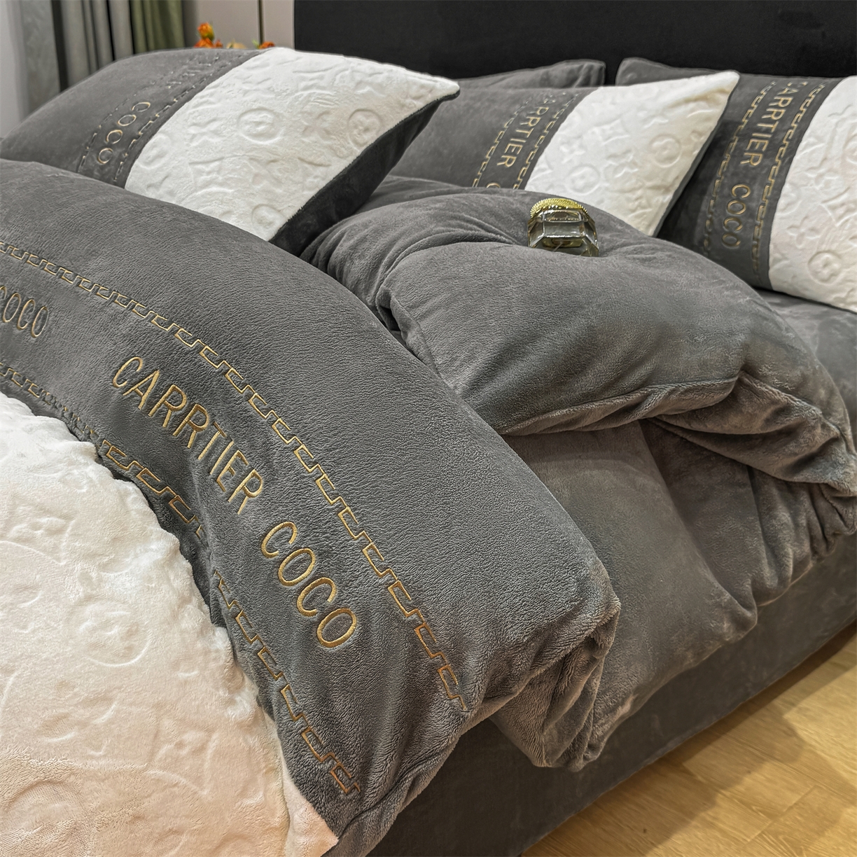 91家纺网 家纺一手货源 找家纺 灰鲸 2025新款牛奶绒拼接刺绣雕花四件套-威登 威登-绅士灰