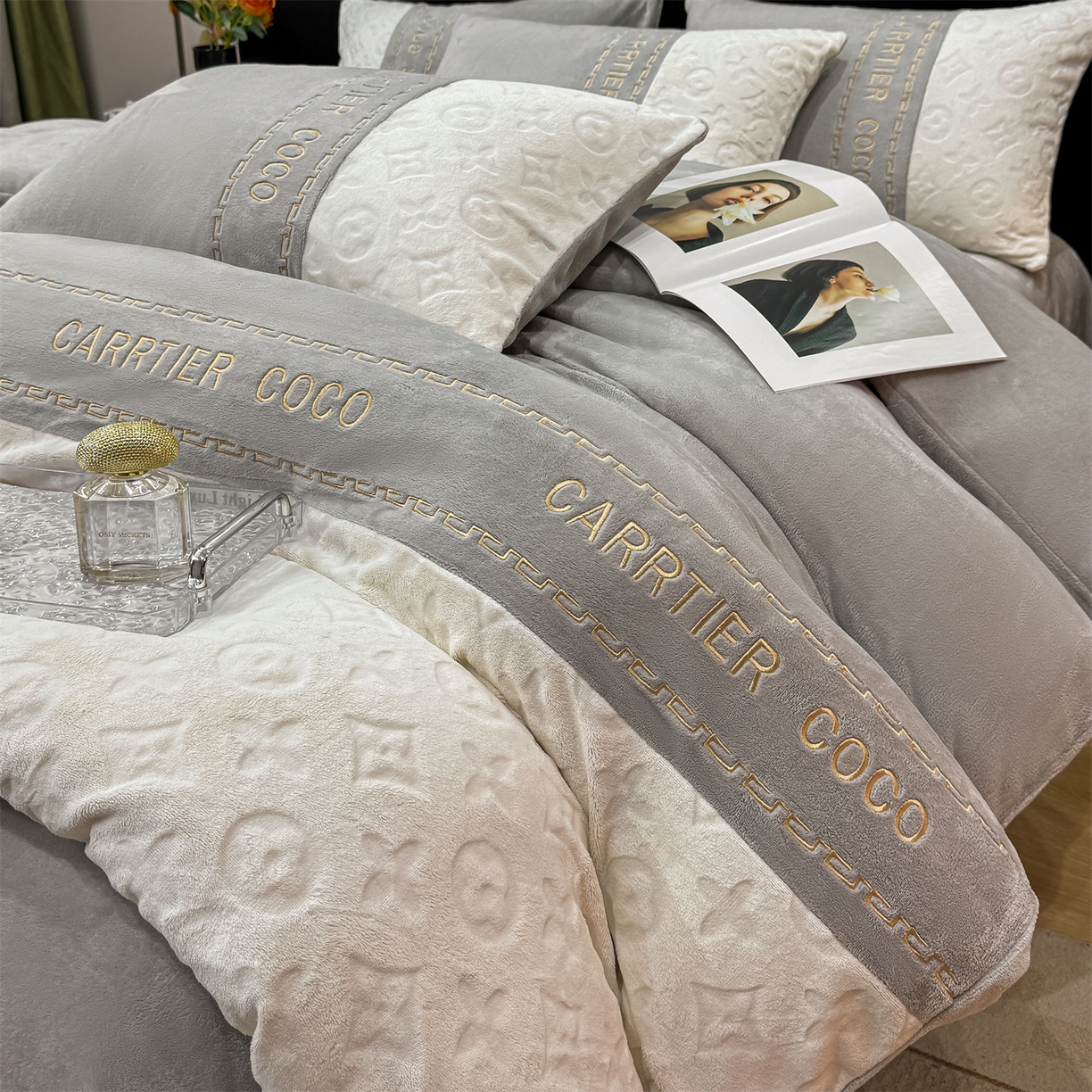 91家纺网 家纺一手货源 找家纺 灰鲸 2025新款牛奶绒拼接刺绣雕花四件套-威登 威登-纳多灰