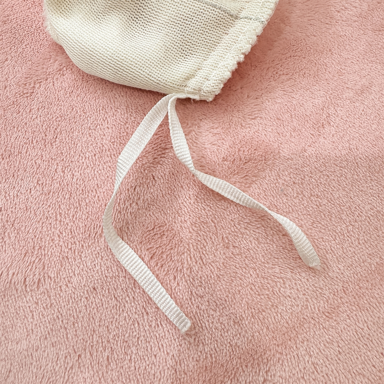 91家纺网 家纺一手货源 找家纺 灰鲸 2025新款牛奶绒拼接刺绣雕花四件套-威登 威登-奶昔白+可可粉