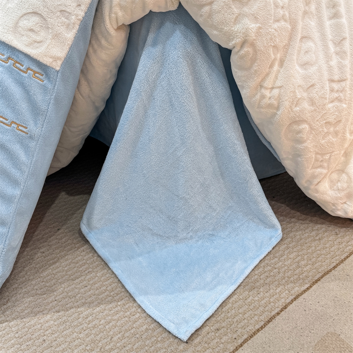 91家纺网 家纺一手货源 找家纺 灰鲸 2025新款牛奶绒拼接刺绣雕花四件套-威登 威登-繁星蓝