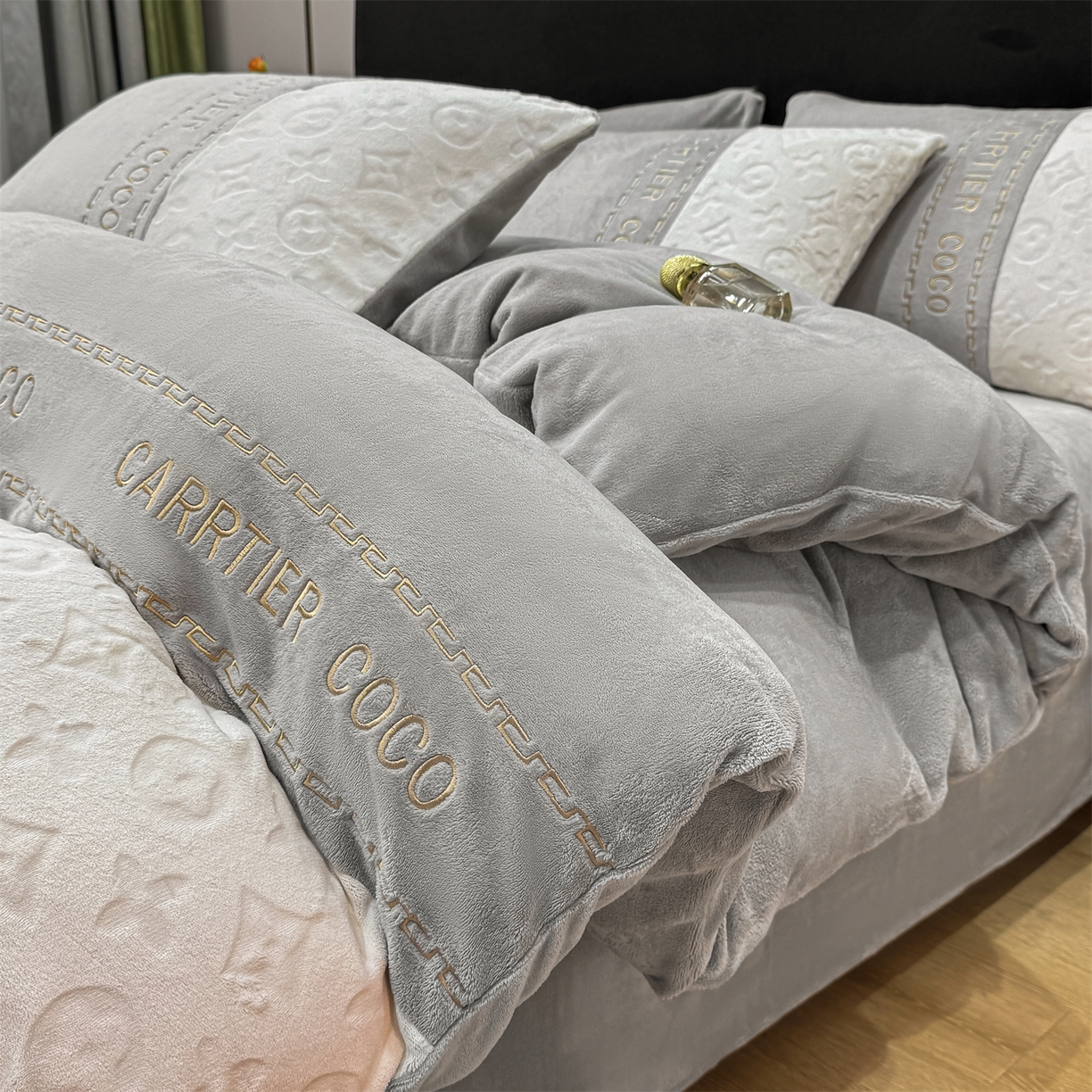 91家纺网 家纺一手货源 找家纺 灰鲸 2025新款牛奶绒拼接刺绣雕花四件套-威登 威登-纳多灰