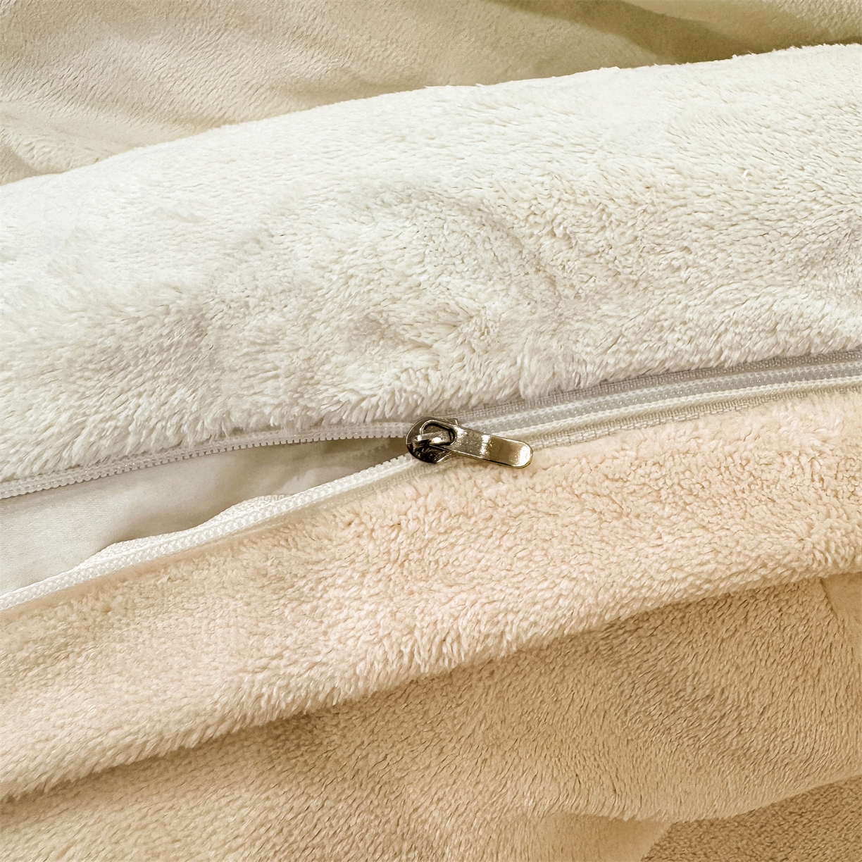 91家纺网 家纺一手货源 找家纺 灰鲸 2025新款牛奶绒拼接刺绣雕花四件套-威登 威登-香槟