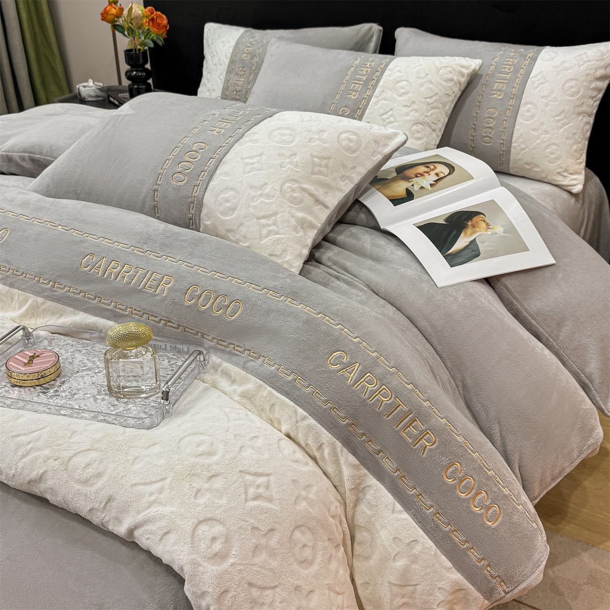 91家纺网 家纺一手货源 找家纺 灰鲸 2025新款牛奶绒拼接刺绣雕花四件套-威登 威登-纳多灰