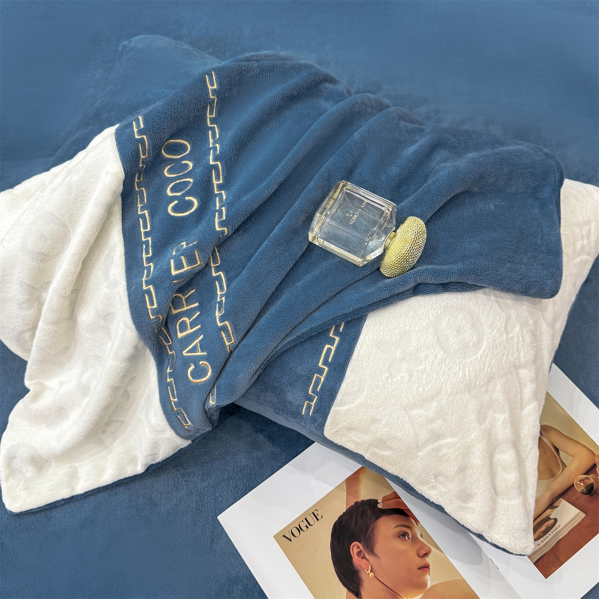 91家纺网 家纺一手货源 找家纺 灰鲸 2025新款牛奶绒拼接刺绣雕花四件套-威登 威登-宾利蓝