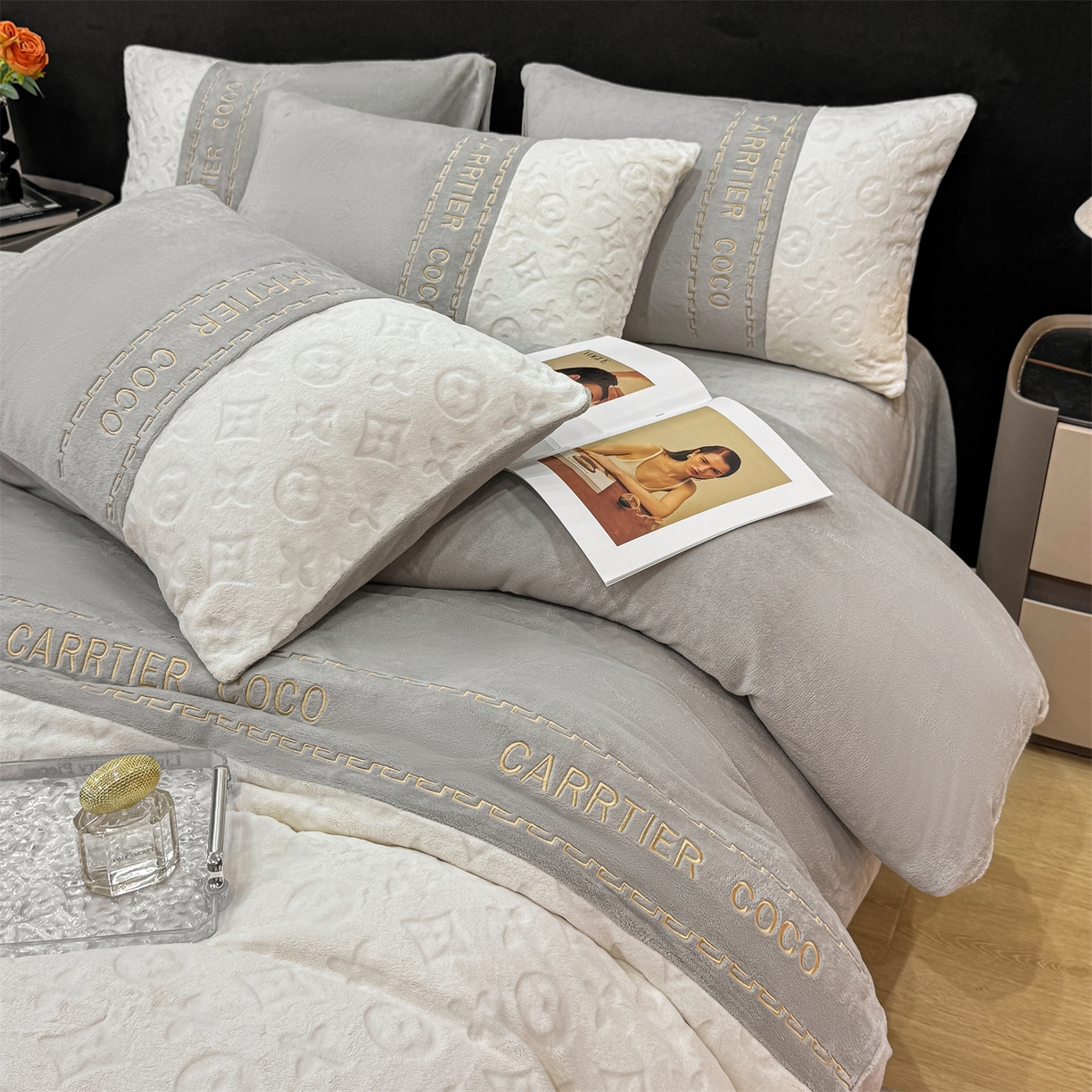 91家纺网 家纺一手货源 找家纺 灰鲸 2025新款牛奶绒拼接刺绣雕花四件套-威登 威登-纳多灰