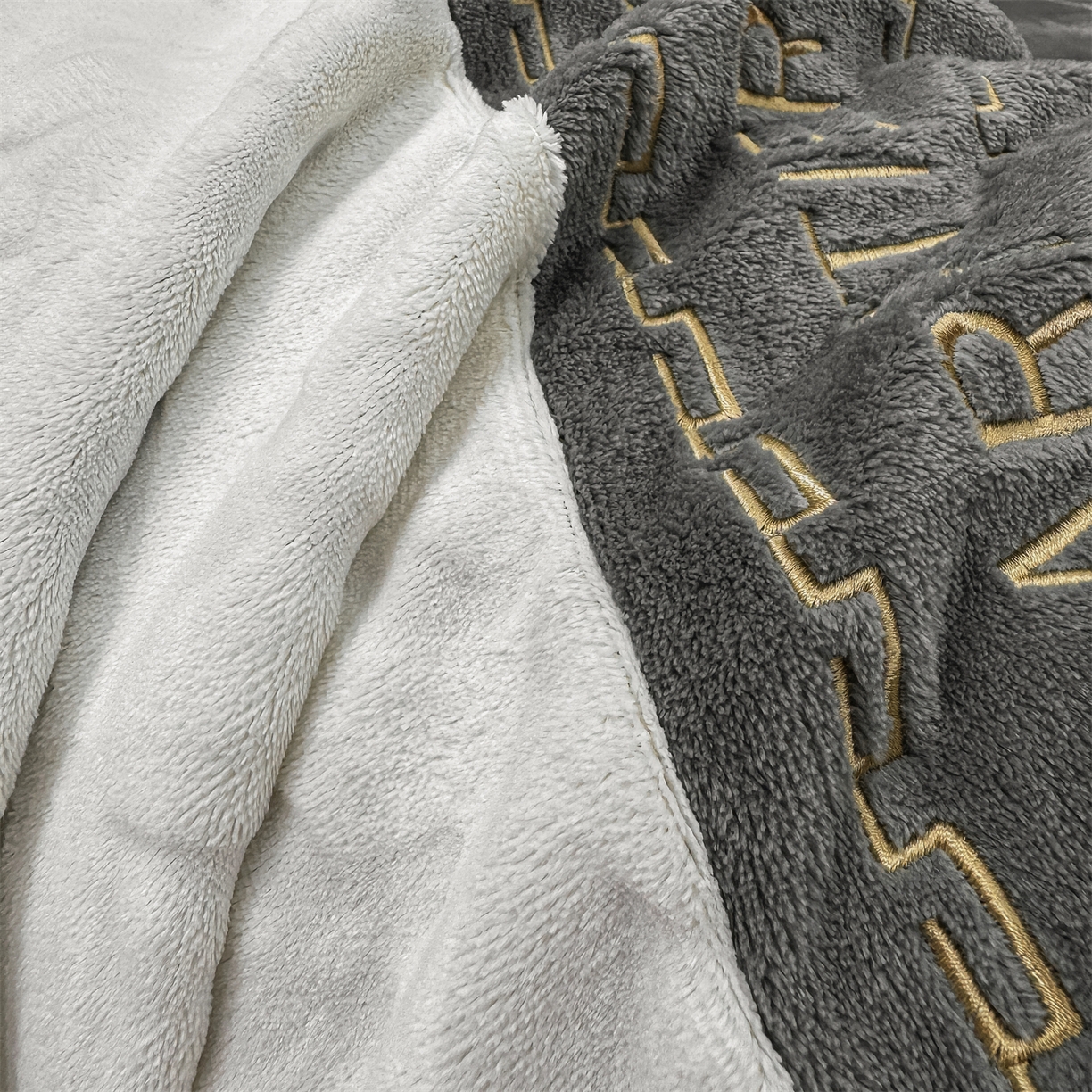 91家纺网 家纺一手货源 找家纺 灰鲸 2025新款牛奶绒拼接刺绣雕花四件套-威登 威登-绅士灰