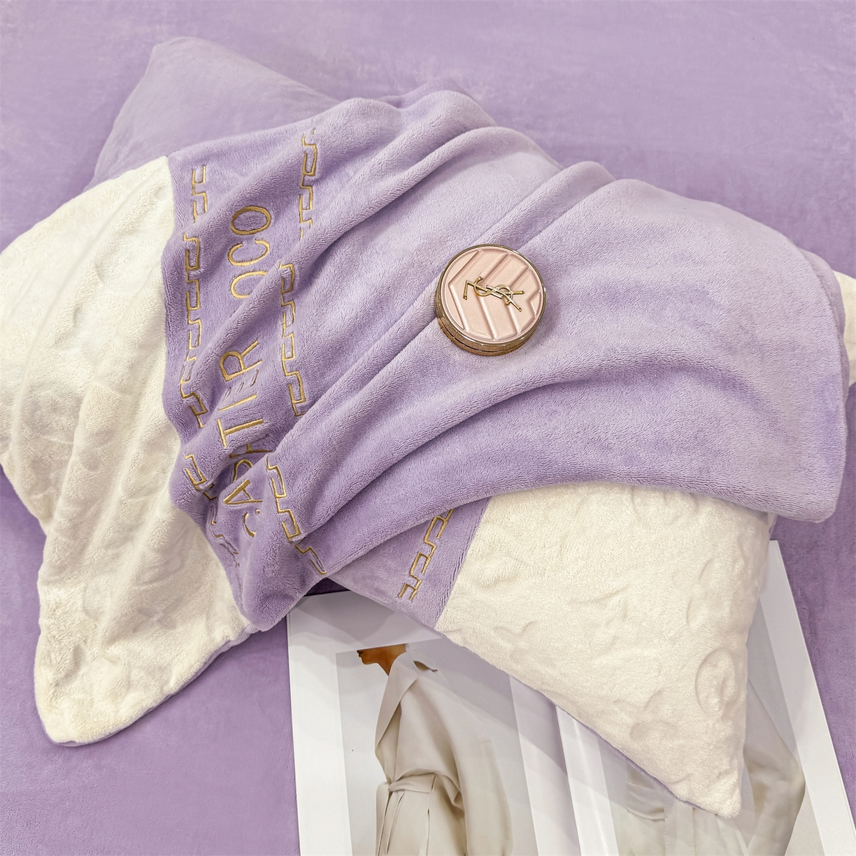 91家纺网 家纺一手货源 找家纺 灰鲸 2025新款牛奶绒拼接刺绣雕花四件套-威登 威登-风铃紫