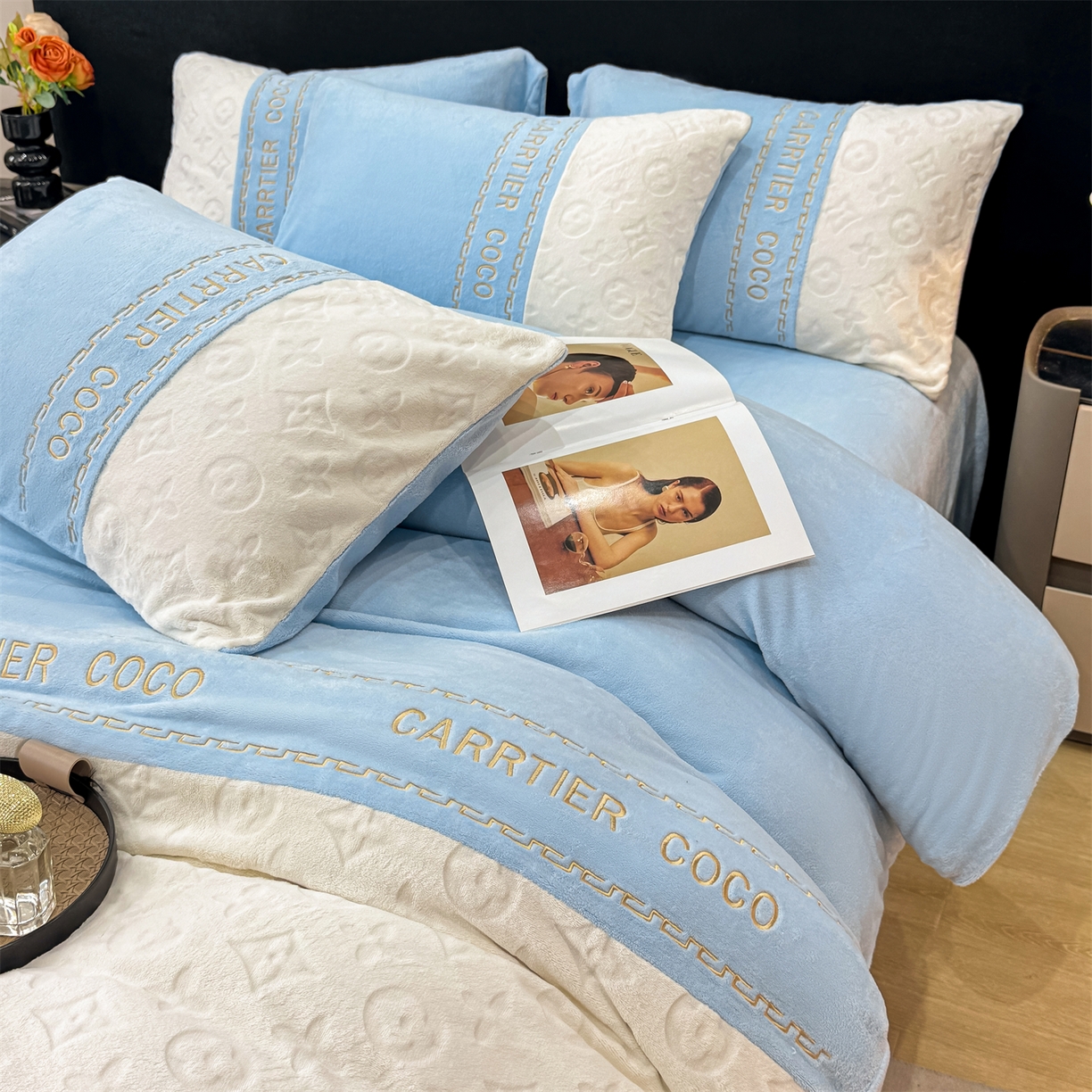 91家纺网 家纺一手货源 找家纺 灰鲸 2025新款牛奶绒拼接刺绣雕花四件套-威登 威登-繁星蓝