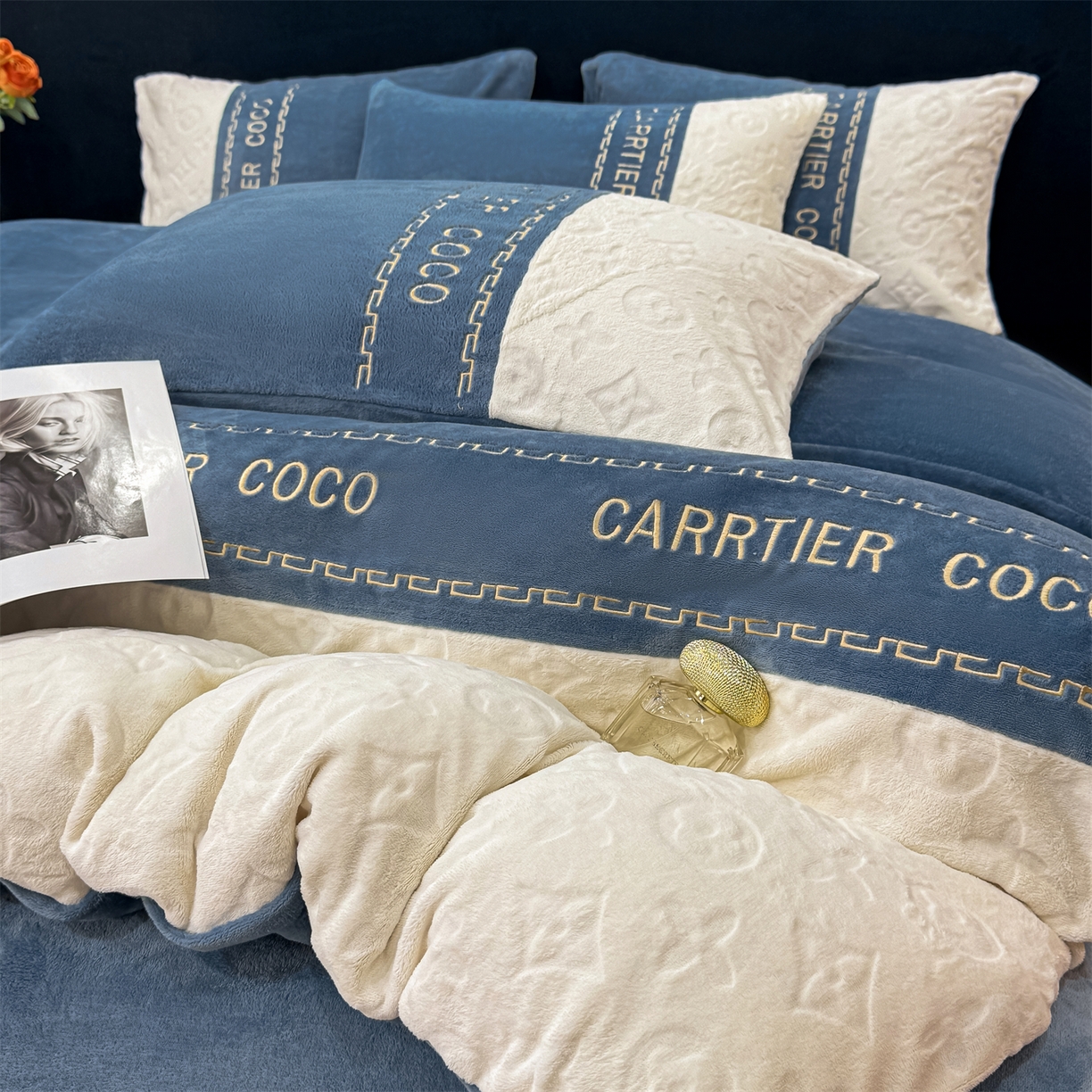 91家纺网 家纺一手货源 找家纺 灰鲸 2025新款牛奶绒拼接刺绣雕花四件套-威登 威登-宾利蓝