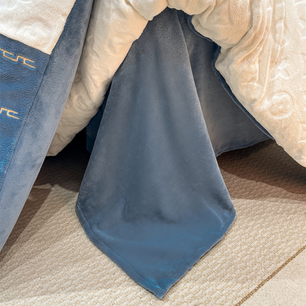 91家纺网 家纺一手货源 找家纺 灰鲸 2025新款牛奶绒拼接刺绣雕花四件套-威登 威登-宾利蓝